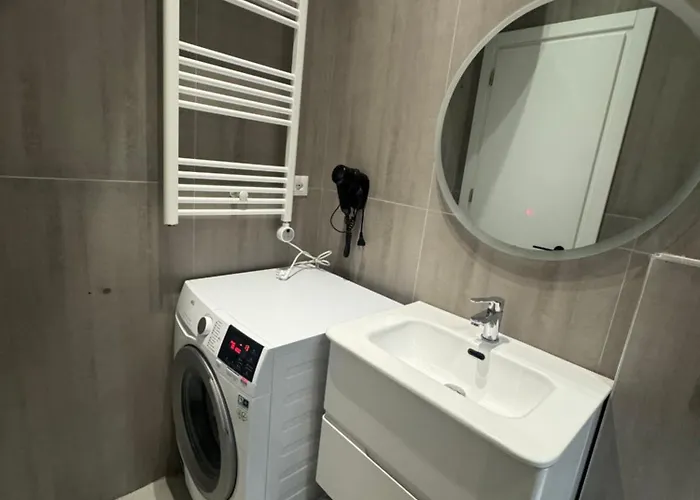 21 At Blloku Area 티라나