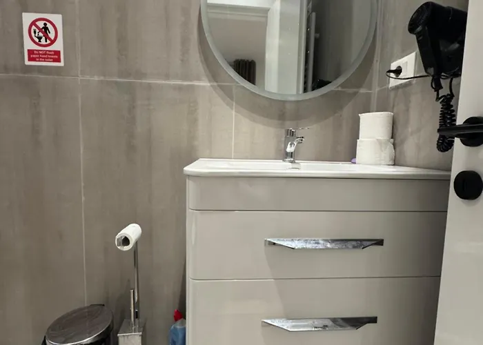 21 At Blloku Area Pensión Tirana