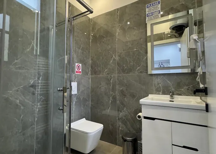 21 At Blloku Area 티라나