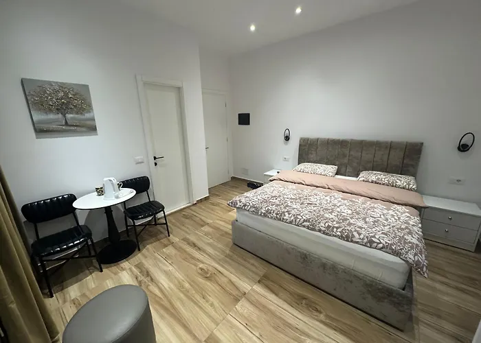 21 At Blloku Area 티라나