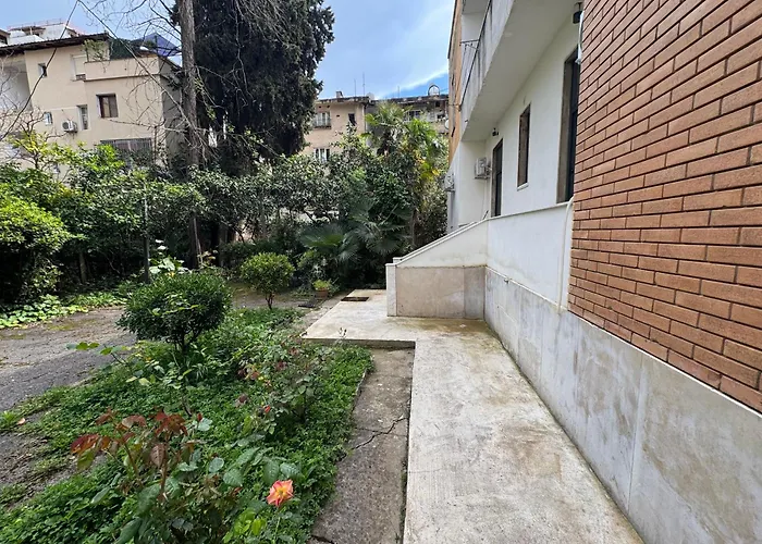 21 At Blloku Area 3* 티라나