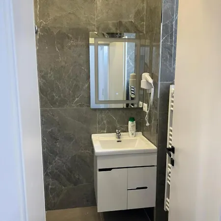 Gasthof 21 At Blloku Area Tirana