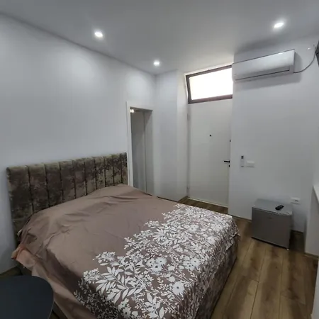 21 At Blloku Area Gasthof Tirana
