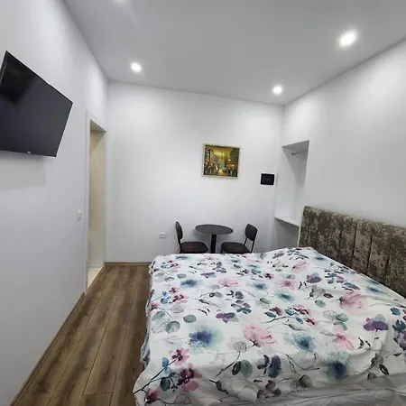 21 At Blloku Area Gasthof Tirana