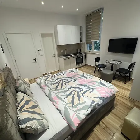 21 At Blloku Area Pensionat 3*