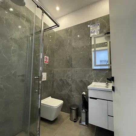 21 At Blloku Area 3* Tirana