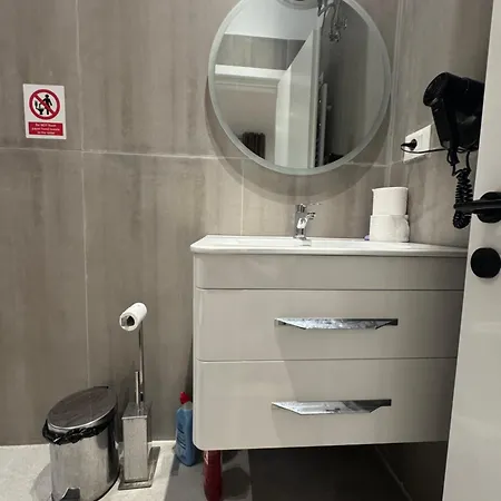 21 At Blloku Area Pensjonat Tirana