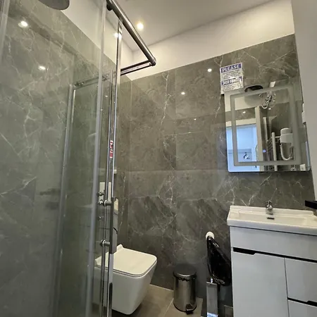 21 At Blloku Area Gasthof Tirana