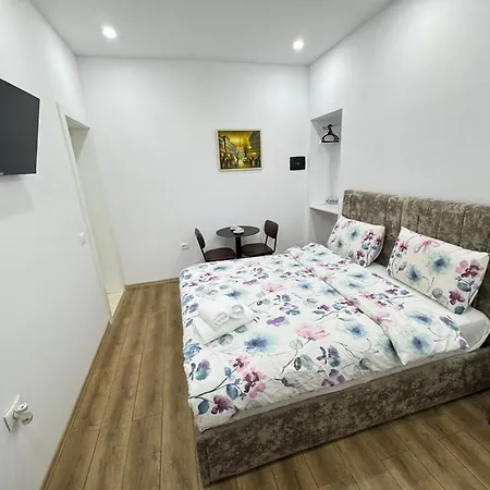 Pensionat 21 At Blloku Area Tirana