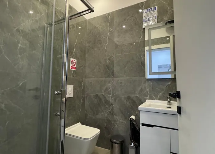 21 At Blloku Area 3* Tirana